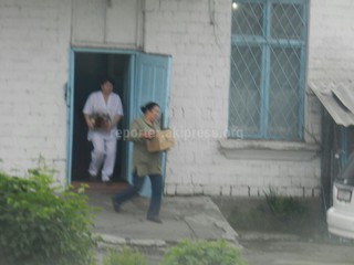 Повара из кухни Бишкекской гимназии-интернат №1 вынесли пакеты и загрузили в автомашину, - читатель (фото)