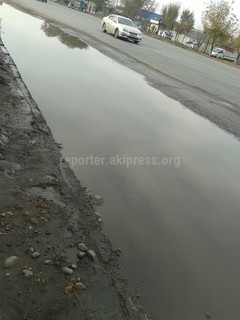 На проезжей части перекрестка Дэн Сяопина-Алымкулова скапливается дождевая вода, из-за чего разрушается асфальт, - читатель (фото)
