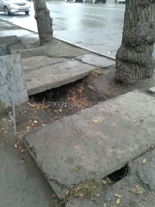 «Бишкекасфальтсервис» установит решетки над арыками на остановке на перекрестке Байтик баатыра-Кулатова в ближайшее время