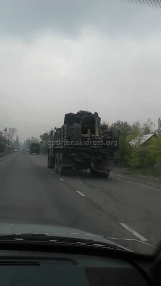 Из Оша в Узген транспортировали военную технику <i>(видео)</i>