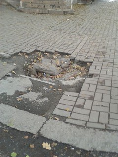 На тротуаре проспекта Чуй в Бишкеке образовалась яма, - читатель (фото)