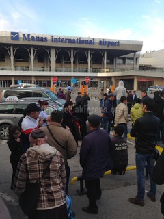 <b>Фото, видео</b> — Из аэропорта «Манас» в Бишкеке эвакуировали людей из-за сообщения о бомбе