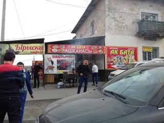 Жители верхних этажей дома №37 ул.Кулиева жалуются на торговые кафе и шашлычную (фото)