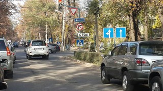 УПМ ГУВД Бишкека выдало предписание на переустановку дорожных знаков, расположенных низко