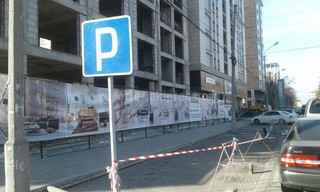 Законно ли оградили под парковку участок на пересечении улиц Орозбекова и Токтогула? - бишкекчанин (фото)