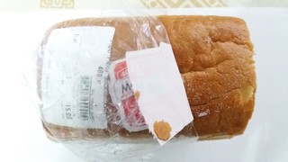 Фирма «Риха» клеит наклейки на самом хлебе, остатки клея остаются на нем, - читатель (фото)
