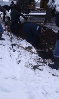 Работники городских служб в морозный день копают землю лопатами, а не с помощью спецтехники - бишкекчанин (фото, видео)