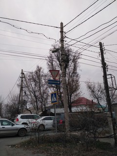 Дорожные знаки на перекрестке Кулатова—Жукеева-Пудовкина обветшали и потеряли светоотражающие качества, - водитель (фото)