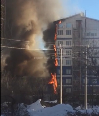 Фото, видео — Пожар на ул.Токомбаева перекинулся на соседнее здание