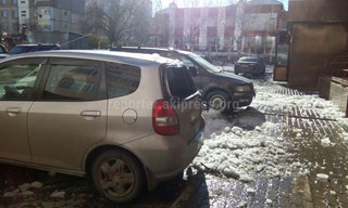 Сошедшие с крыши дома в «Джале 29» снег и лед повредили два автомобиля, - читатель <i>(фото)</i>