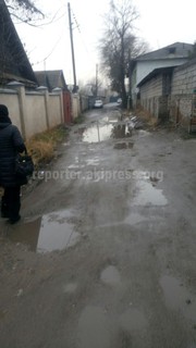 Читатель жалуется на аварийное состояние ул.Осташовской в районе Пишпека (фото)