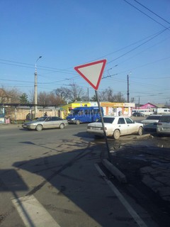 На пересечении улиц Султан Боромбая и Гагарина дорожный знак «уступите дорогу» скоро упадет, - читатель (фото)