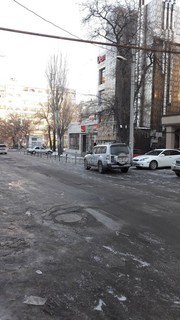 Когда демонтируют ограждение для парковки на пересечении улиц Горького и Тыныстанова? - бишкекчанин (фото)
