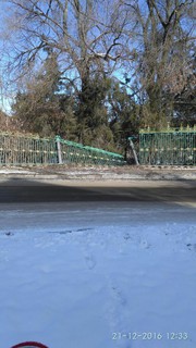 Упала часть железной ограды ВДНХ, возможно, от удара машины, - бишкекчанин (фото)