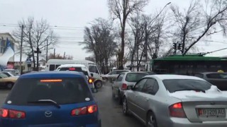 На перекрестке Горького-Панфилова не работают светофоры, отчего образовалась пробка (видео)