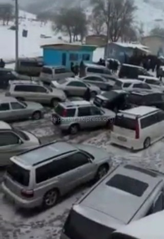 Видео — Более 200 автомашин стоят в пробке в селе Сосновка