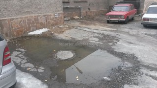 У здания Свердловской райадминистрации Бишкека забилась канализация (фото)
