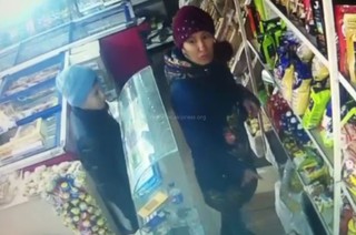 Женщина украла сотовый телефон из магазина, пока рядом стоявший мальчик прикрывал ее <i>(видео)</i>