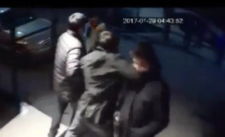 Видео — Мужчины на Манаса-Токтогула избили парня