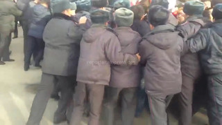 Видео — Сторонники А.Шыкмаматова, митингующие возле ГКНБ, попытались прорваться через милицейский кордон