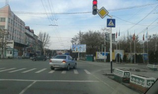 Машина патрульной милиции проехала на красный сигнал светофора на перекрестке Ленина-Абдыкадырова в Оше (фото)