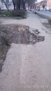 В городе Жалал-Абад участок тротуара на ул.Кыргызской Республики находится в плохом состоянии, - читатель (фото)