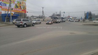 Бишкекчанин просит соответствующие органы отрегулировать светофор на перекрестке Токомбаева-Айтматова (фото)