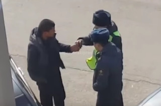В Бишкеке сотрудники патрульной милиции после разговора по телефону отпустили водителя авто без госномеров <i>(видео)</i>