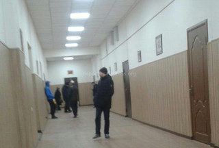 В Ленинском районном суде посетители ожидают сотрудников уже 40 минут