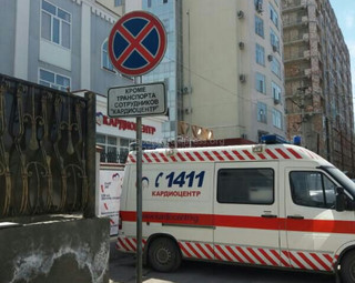 Бишкекчанин спрашивает, законно ли установлен знак о запрете на парковку возле кардиоцентра по ул.Абдымомунова?