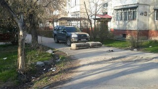 Бишкекчанин интересуется, законно ли перекрыли проезд во дворе в 5-мкр