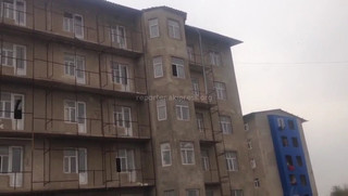 На улице Гидростроителей города Бишкек в новом доме болтается слив, - читатель (видео)