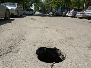 Бишкекчанин просит заделать дыру на пересечении проспекта Ч.Айтматова и улицы Айни (фото)