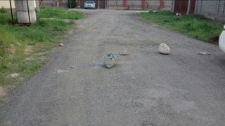 Житель Арча-Бешика выставил на дорогу камни и перекрыл проезд по улице (фото)