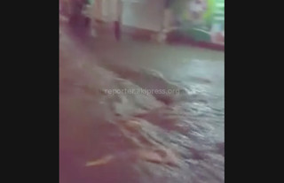 В городе Ош после дождей затопило улицу Г.Айтиева <i>(видео)</i>