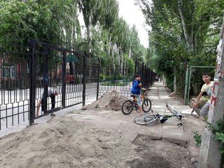 Школа №38 установила забор и перекрыла аллею, - читатель (фото)