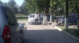 На ул.Турусбекова водитель проехался по тротуару, чтобы объехать ремонтируемый участок дороги (видео)