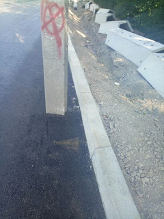Дорожники оставили столб на дороге при ремонте ул.Кольбаева в Бишкеке (фото)