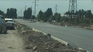 Жители ул.Профсоюзной в Бишкеке просят обратить внимание на качество строительства дороги (видео)