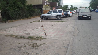 Есть ли разрешение на установку ограждения для парковки на Огонбаева-Суйунбаева в Бишкеке? - читатель (фото)?