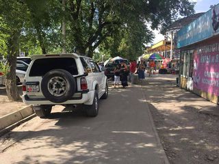 Припаркованные на тротуаре автомашины возле Ортой-Сайского рынка мешают пешеходам (фото)