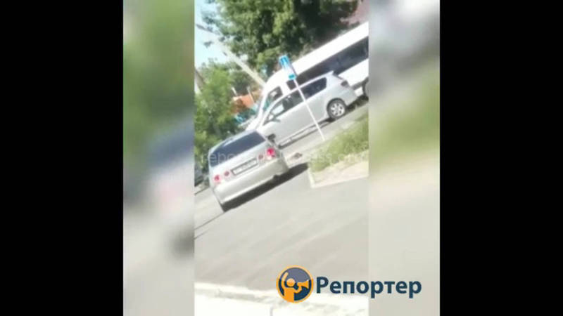 Машина ехала по тротуару на пересечении улиц Орозбекова и Щербакова
