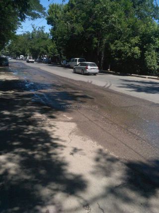 «Бишкекводоканал» выдал предписание владельцу канализации на перекрестке Лермонтова-Акылбекова об устранении утечки воды