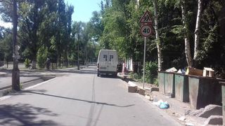 Бишкекчанин просит рассмотреть дорожный знак внутри 6 мкр (фото)