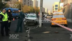 Люди в крови и разбитая машина. Момент наезда и кадры после ДТП в Москве с кыргызстанцами