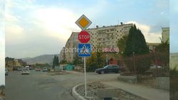 Правильно ли установлены дорожные знаки на пересечении улиц Каралаева и Жетишкашкаевой