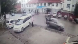 Видео — «Мазда» сбила парня на пешеходном переходе. Момент наезда