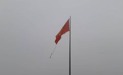 Фото, видео — Порвался флаг на самом высоком флагштоке Кыргызстана