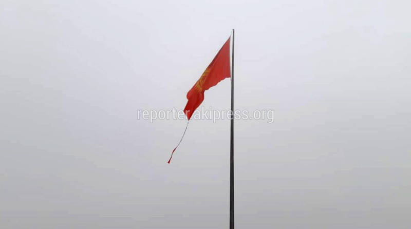 Фото, видео — Порвался флаг на самом высоком флагштоке Кыргызстана