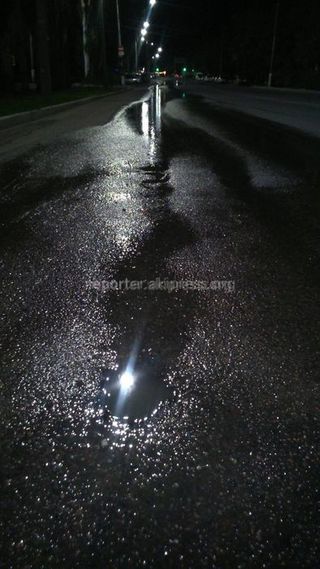 «Бишкекводоканалу» поручили устранить утечку воды на ул.Ауэзова, из-за чего разрушается дорожное покрытие, - мэрия